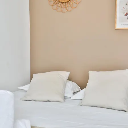 Au Nid Des Remparts A *