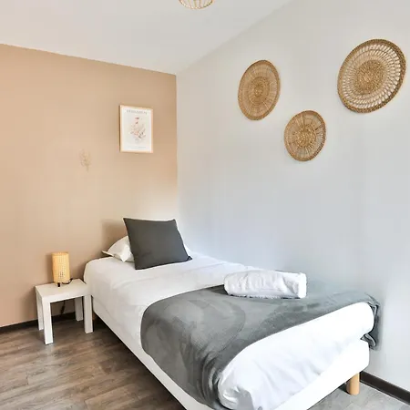 Au Nid Des Remparts A *